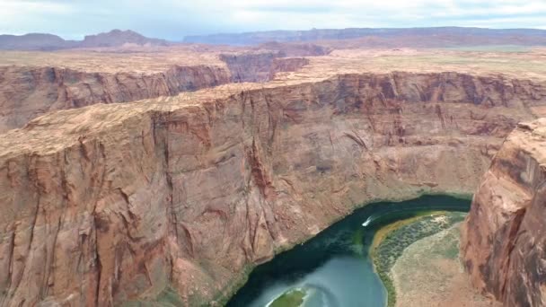 4K erkundet die Oberfläche der tiefen Schlucht auf dem Roten Planeten mit Wasser, Mars — Stockvideo