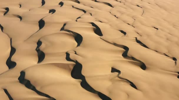 Zdjęcie drona z powietrza 4K pustynnej natury. Zapierające dech w piersiach fale wydm — Wideo stockowe