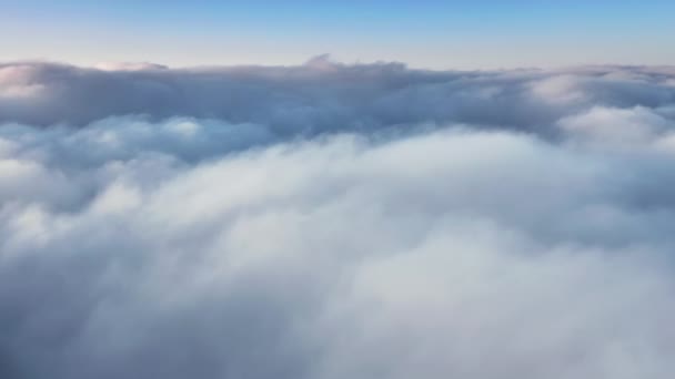 4K drone aéreo voando sobre belas nuvens de pêssego na luz mágica da manhã — Vídeo de Stock