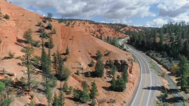 Bryce Canyon. 4K-Antenne über der Straße an schönen roten Felsformationen, Utah USA — Stockvideo