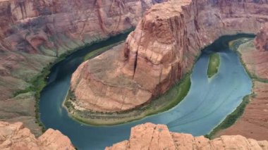 Kırmızı At Nalı Kanyonu 'nun güzel panoramik 4K hava manzarası. Doğa: nehir eğrisi