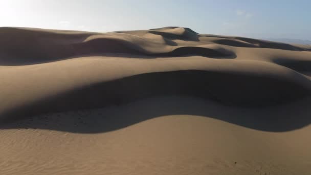 4K vue aérienne de drone volant par de belles dunes de sable ondulées dans la lumière dorée du coucher du soleil — Video