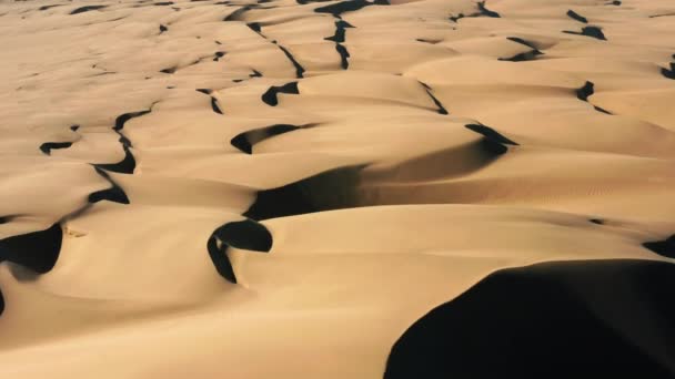 4K vista aerea drone volare da belle dune di sabbia ondulata in luce dorata del tramonto — Video Stock