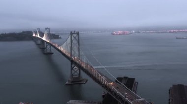 San Francisco, ABD 'de alacakaranlıkta Bay Köprüsü' nde trafik yoğunluğu 4K.