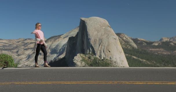 Йосемітська долина США, повільний рух посміхаючись приваблива жінка в повсякденному одязі — стокове відео
