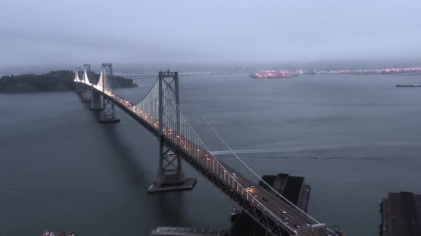 4K antenne van spitsuur verkeer op de Bay Bridge in de schemering, San Francisco, Verenigde Staten — Stockvideo