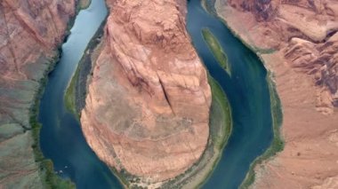 4K hava aracı teknenin üzerinde uçuyor güzel pembe at nalı kanyonunda yelken açıyor.