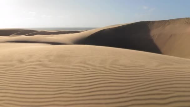 4K vue aérienne de drone volant par de belles dunes de sable ondulées dans la lumière dorée du coucher du soleil — Video