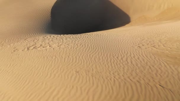 Dron aéreo 4K volando bajo por encima de la increíble textura ondulada del desierto de arena — Vídeos de Stock