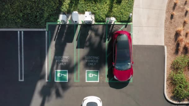 4K vue aérienne du haut vers le bas sur le parking électrique à la station de recharge, États-Unis — Video