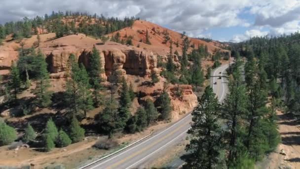 Canyon de Bryce. 4K antenne sur la route à de belles formations rocheuses rouges, Utah USA — Video