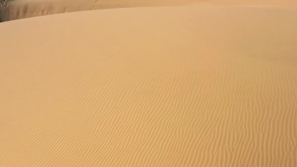 4K drone aérien volant bas au-dessus de texture ondulée incroyable du désert de sable 