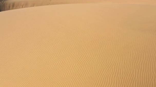 4K aerial drone flying low above incredible wavy texture of the sand desert — Stock Video