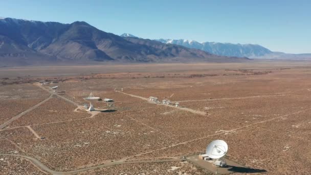 4K drone wetenschap en innovatieve technologieën - Grote radiotelescoop kijkt ruimte — Stockvideo