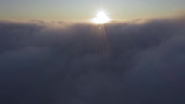 Drone vliegt door prachtige gouden wolken bij zonsopgang. 4K B Rollbeelden van de lucht — Stockvideo