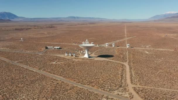 4K nauka drona i innowacyjne technologie - Duży radioteleskop wygląda przestrzeń — Wideo stockowe