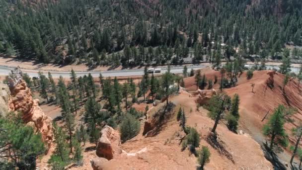 4K antenn över vackra röda klippformationer och väg. Bryce canyon, Utah, USA — Stockvideo