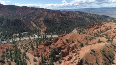 4K hava üssü güzel kırmızı kaya oluşumları ve yol üzerinde. Bryce Kanyonu, Utah, ABD