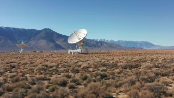 Ciencia de drones 4K y tecnologías innovadoras - El radiotelescopio grande mira el espacio — Vídeo de stock