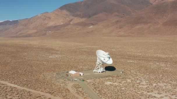 4K insansız hava aracı bilimi ve yenilikçi teknolojiler - Büyük radyo teleskobu uzaya bakıyor — Stok video
