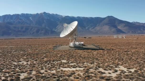 4K nauka drona i innowacyjne technologie - Duży radioteleskop wygląda przestrzeń — Wideo stockowe