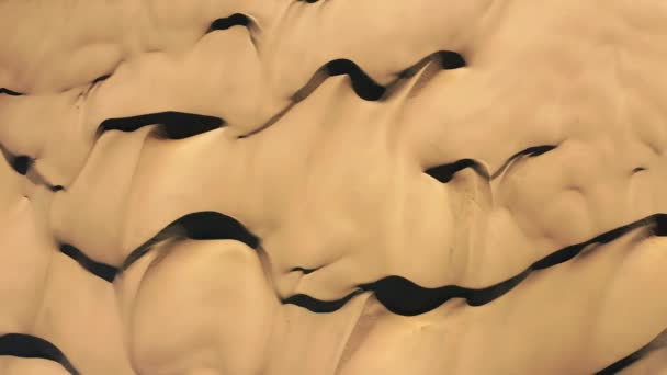 4K top naar beneden op de woestijn natuur. Geweldige textuur van gouden zandduinen — Stockvideo