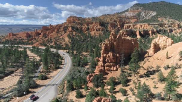 4K aérien sur de belles formations rocheuses rouges et la route. Bryce canyon, Utah, États-Unis — Video