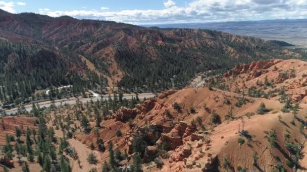 Aérea 4K sobre hermosas formaciones rocosas rojas y carretera. Bryce canyon, Utah, EE.UU. — Vídeos de Stock