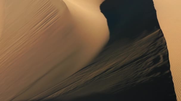 4K-Drohnenbild, das durch wunderschöne wellige Sanddünen in goldenem Sonnenuntergang fliegt — Stockvideo
