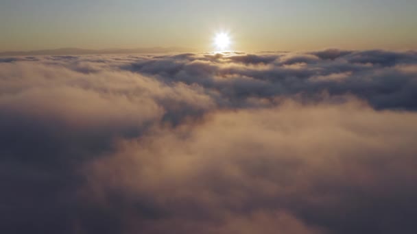B Roll disparo volando a través de un hermoso paisaje nublado en la salida del sol de oro. Imágenes 4K de cielos — Vídeos de Stock