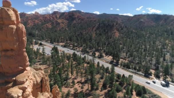 4K aerea su belle formazioni rocciose rosse e strada. Bryce canyon, Utah, Stati Uniti d'America — Video Stock