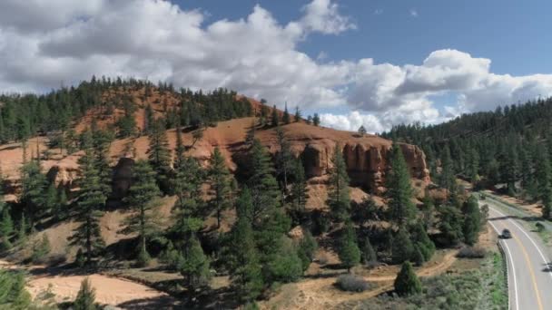 ブライス・キャニオン。美しい赤い岩の形成で道路上の4K空中,ユタ州米国 — ストック動画