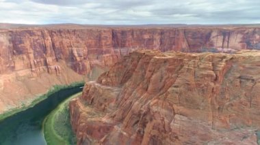 İHA güzel kırmızı at nalburu kanyonu üzerinde uçuyor, 4K hava görüntüsü.