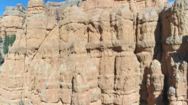 4K hava aracı soyut, kırmızı, spiral şekilli kaya oluşumları üzerinde uçuyor.