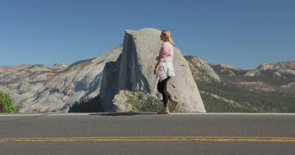 Chica joven tomando fotos al aire libre en el fondo del paisaje de montaña, Yosemite — Vídeos de Stock