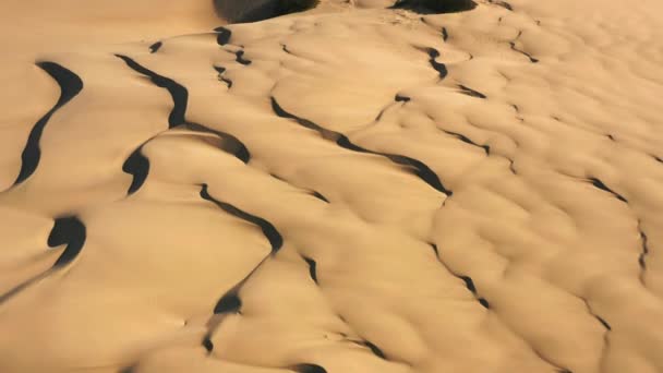 4K aerial top down on the desert. Incredible waving nature texture of sand dunes — Stock Video