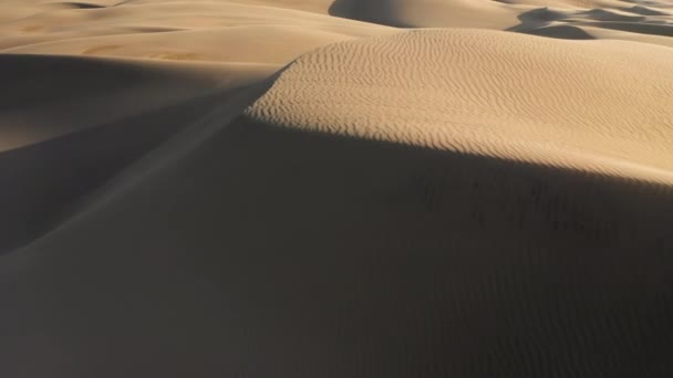 Vista aérea de drones 4K volando sobre hermosos picos de dunas de arena onduladas al atardecer — Vídeos de Stock