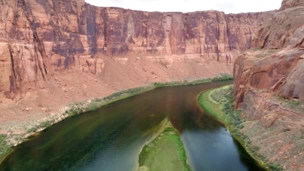 Drone 4K volant dans le magnifique Grand Canyon rouge profond avec le fleuve Colorado vert — Video