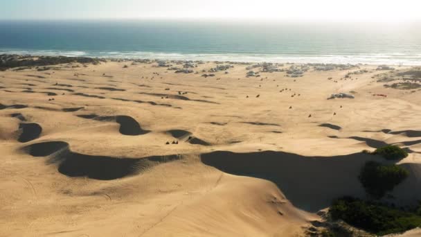 Vista aérea del dron 4K volando por hermosas dunas de arena ondulada en luz dorada del atardecer — Vídeo de stock