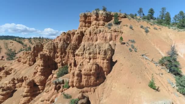 Bryce Canyon. 4K antenn över abstrakta vackra röda spiralformade klippformationer — Stockvideo