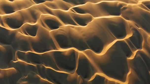 4K pandangan drone terbang oleh bukit pasir bergelombang yang indah di cahaya matahari terbenam emas — Stok Video