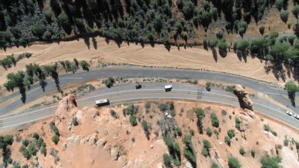 Vol épique de drone à travers l'arche naturelle dans la roche rouge à Bryce Canyon. 4K — Video