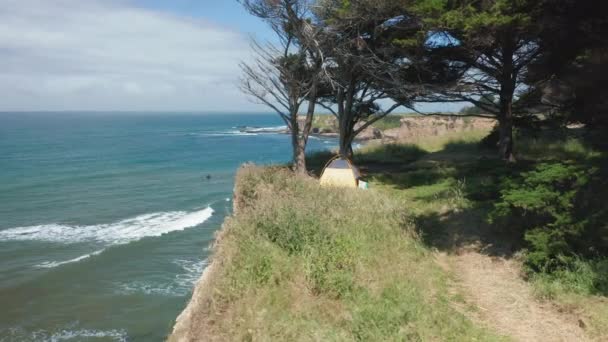 4K Antenne des Zeltes am Rande der Klippe. Schöne Natur der Meeresküste — Stockvideo