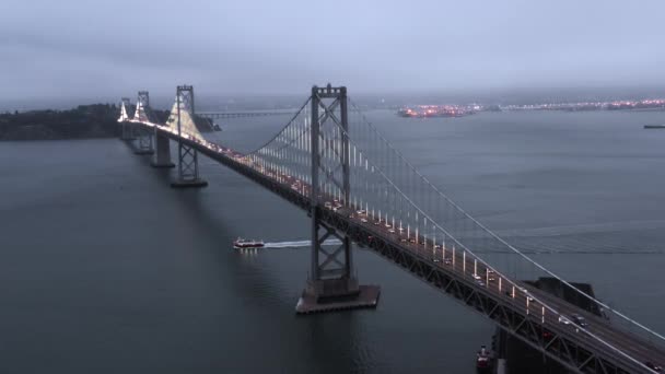 4K aéreo de tráfico de hora punta en el puente de la bahía al atardecer, San Francisco, EE.UU. — Vídeos de Stock