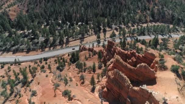 Bryce Canyon. 4K antenn över vackra röda klippformationer och väg, Utah, USA — Stockvideo