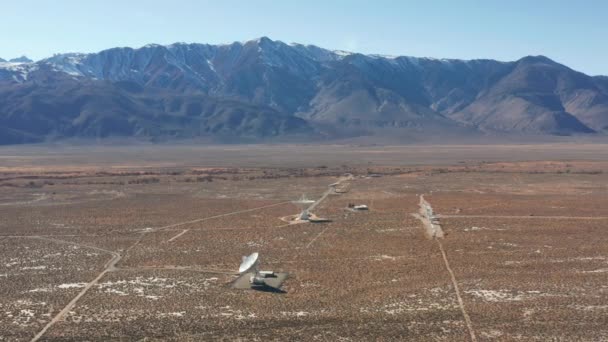 Ciência de drones 4K e tecnologias inovadoras - Grande radiotelescópio parece espaço — Vídeo de Stock