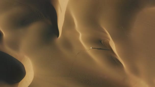 4K vue aérienne de la femme marchant par les dunes de sable dans la nature du désert — Video