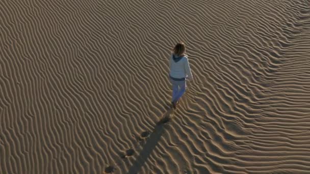 4K slow motion aerial view of woman walking by the peak of sand dune, USA nature — Stock Video