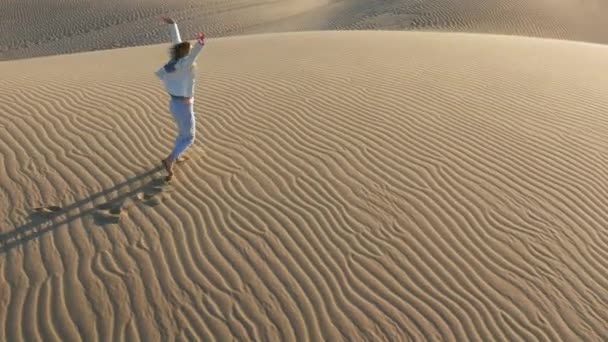 4K slow motion vue aérienne de la femme courant près de la dune de sable, USA désert nature