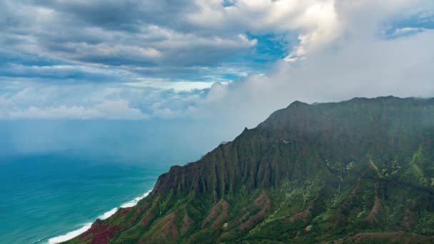 Imponerande tropisk natur hyperlapse av moln vattenfall vid den bluffande kusten — Stockvideo